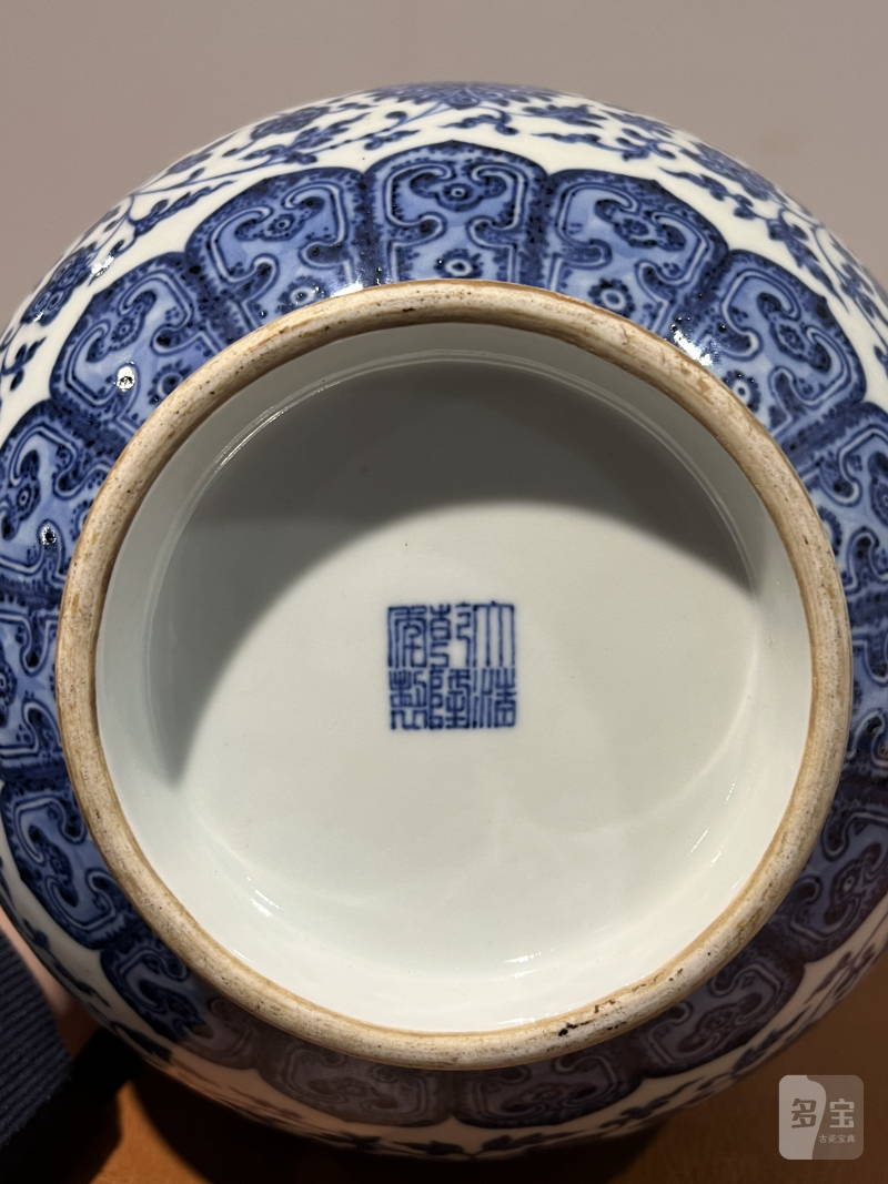 清乾隆 青花缠枝莲纹赏瓶 - 图12